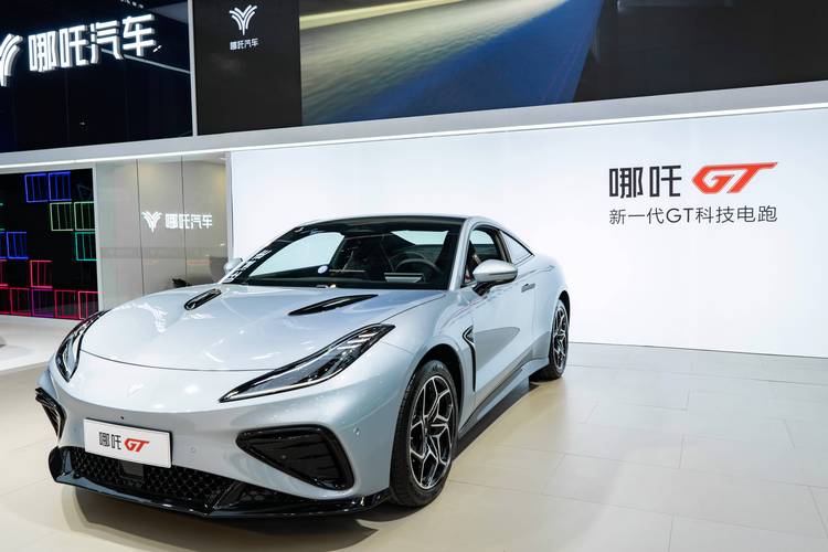 广州205哪吒汽车在智能汽车领域的表现，领途汽车在新能源汽车市场中的影响力